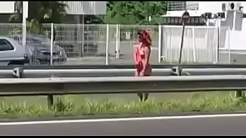 Femme Nue Sur Le Bor De La Route En Gwada thumbnail