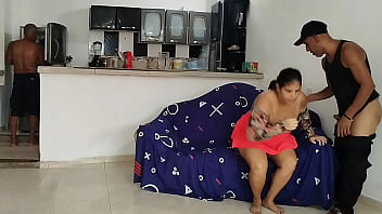 Engaño a mi marido con su hermano gemelo que tiene la polla más grande luego toco a mi marido cornudo y me deja el coño lleno de semen