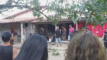 Ensaio aberto no quintal costa larga e cérebro de galinha