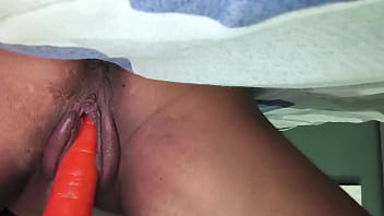 Salada safadinha brincando com a cenoura na bucetinha