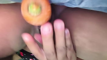 Salada safadinha brincando com a cenoura na bucetinha