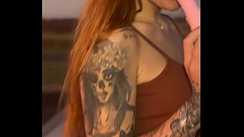 Não aguentei o tesão meu namorado parou o carro na rua e me masturbei até gozar