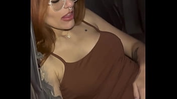 Não aguentei o tesão meu namorado parou o carro na rua e me masturbei até gozar