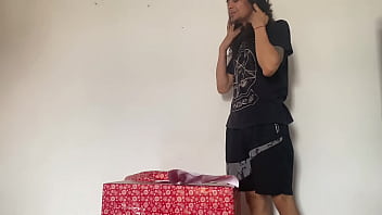 Amiga secreta me sorprende con un anal profundo increíble como regalo ¡cum goteando de su culo