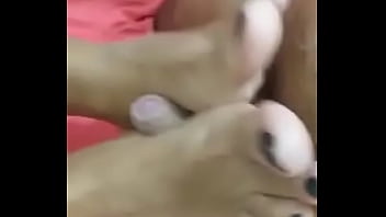 Brincando com os pés com um amigo