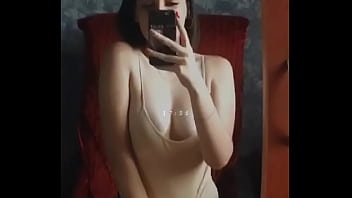 Chica hot se pone cerda pene delante del espejo mientras se toca