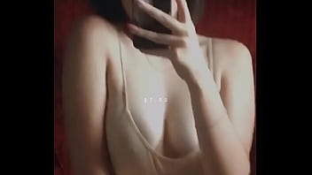 Chica hot se pone cerda pene delante del espejo mientras se toca