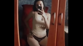 Chica Hot Se Pone Cerda Pene Delante Del Espejo Mientras Se Toca thumbnail