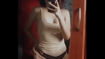 Chica hot se pone cerda pene delante del espejo mientras se toca