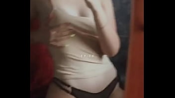 Chica hot se pone cerda pene delante del espejo mientras se toca