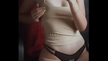 Chica hot se pone cerda pene delante del espejo mientras se toca