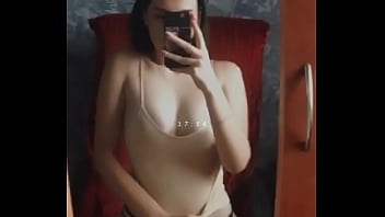 Chica hot se pone cerda pene delante del espejo mientras se toca Chica hot se pone cerda pene delante del espejo mientras se toca