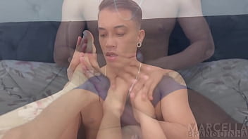 Brincando com meus pezinhos bem gostoso nesse pau duro me fode e goza neles safado