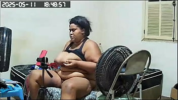 Camera de segurança grava madrasta traindo marido e mostrando sua grande buceta