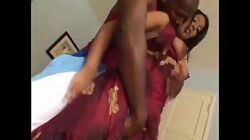 Una polla larga se folla a una mujer de ebano