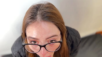 La chica que conocí en la app de citas me demuestra lo que puede hacer con su boca