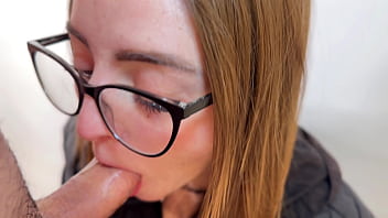 La chica que conocí en la app de citas me demuestra lo que puede hacer con su boca