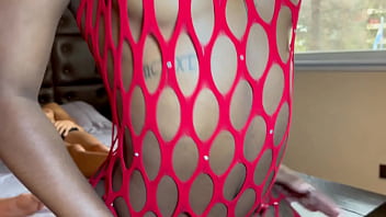 Latina de culo increible habla sucio mientras le meten dos vergas enormes