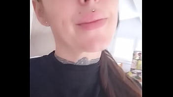 Disponible de 14h à 15h30 pour des shows très hot bisous eva