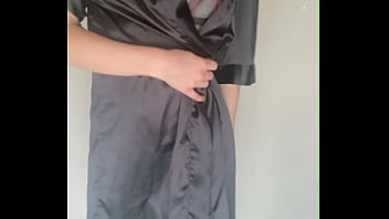 Un ensemble vert oubliée avec un peignoir noir