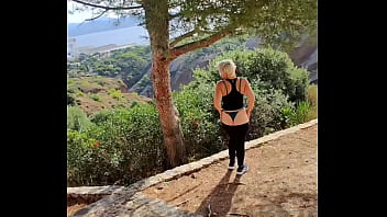 J'aime m'exhiber en pleine nature qui sait tu passera peut etre par la et hummmm