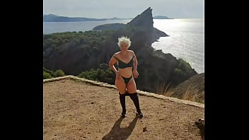 J'aime m'exhiber en pleine nature qui sait tu passera peut etre par la et hummmm