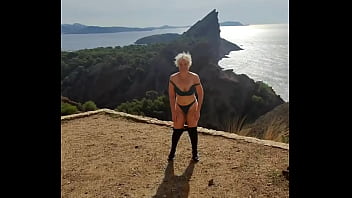 J'aime m'exhiber en pleine nature qui sait tu passera peut etre par la et hummmm