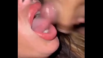 Meu maior prazer é tomar leitada de macho gosto de muita porra