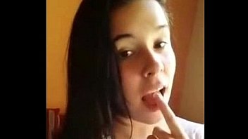 Novinha gostosa brincando na cama