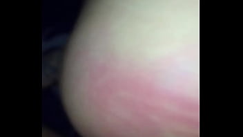 Dejandole el culito rojo y roto