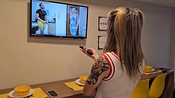 Estavamos assistindo nossa primeira foda e não aguentei o tesão e comi a sabrina de jeito