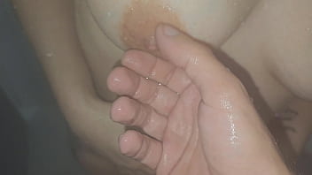 Sempre que meu marido sai eu peço ajuda para meu enteado no banho