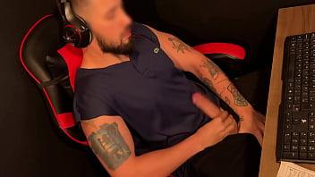 Punheta Gozando Forte Na Cadeira Gamer – Filmado De Cima No Sigilo thumbnail