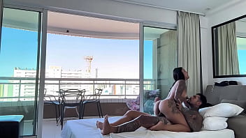 Ele não perdeu a oportunidade de me fazer gozar e deixar o pau dele branquinho