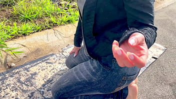 Mendiga deu o cu por dinheiro e cag0u no pau no pelo