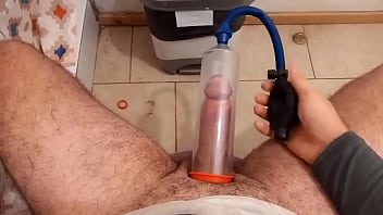 Masturbandome En El Baño Y Metiendo Mi Pene En La Bomba De Vacio thumbnail