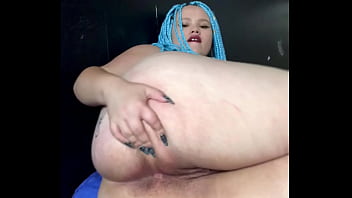 Chupando os pés e brincando com a buceta