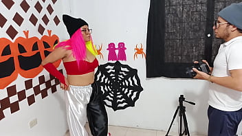 Fotógrafo brinca com a mente da modelo no halloween e promete viralizá la nas redes sociais em troca de sexo