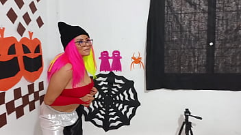 Fotógrafo brinca com a mente da modelo no halloween e promete viralizá la nas redes sociais em troca de sexo