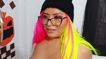 Fotógrafo brinca com a mente da modelo no halloween e promete viralizá la nas redes sociais em troca de sexo