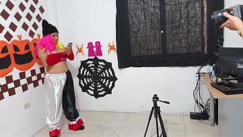 Fotógrafo brinca com a mente da modelo no halloween e promete viralizá la nas redes sociais em troca de sexo