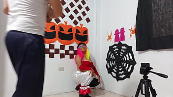 Fotógrafo brinca com a mente da modelo no halloween e promete viralizá la nas redes sociais em troca de sexo