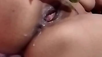 सौतेली बहन ने खीरा में कंडोम लगाया कर चूत में डाला खूब सेक्स किया thumbnail