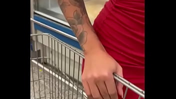 Milf gostosa se exibindo no mercado