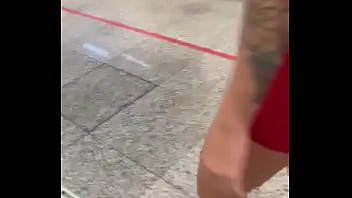 Milf gostosa se exibindo no mercado