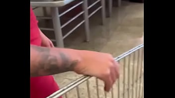 Milf gostosa se exibindo no mercado