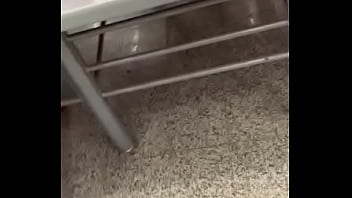 Milf gostosa se exibindo no mercado