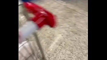 Milf gostosa se exibindo no mercado