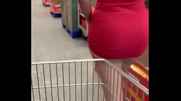 Milf gostosa se exibindo no mercado