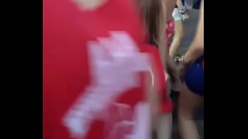 Durante os jogos da faculdade rebolando muito